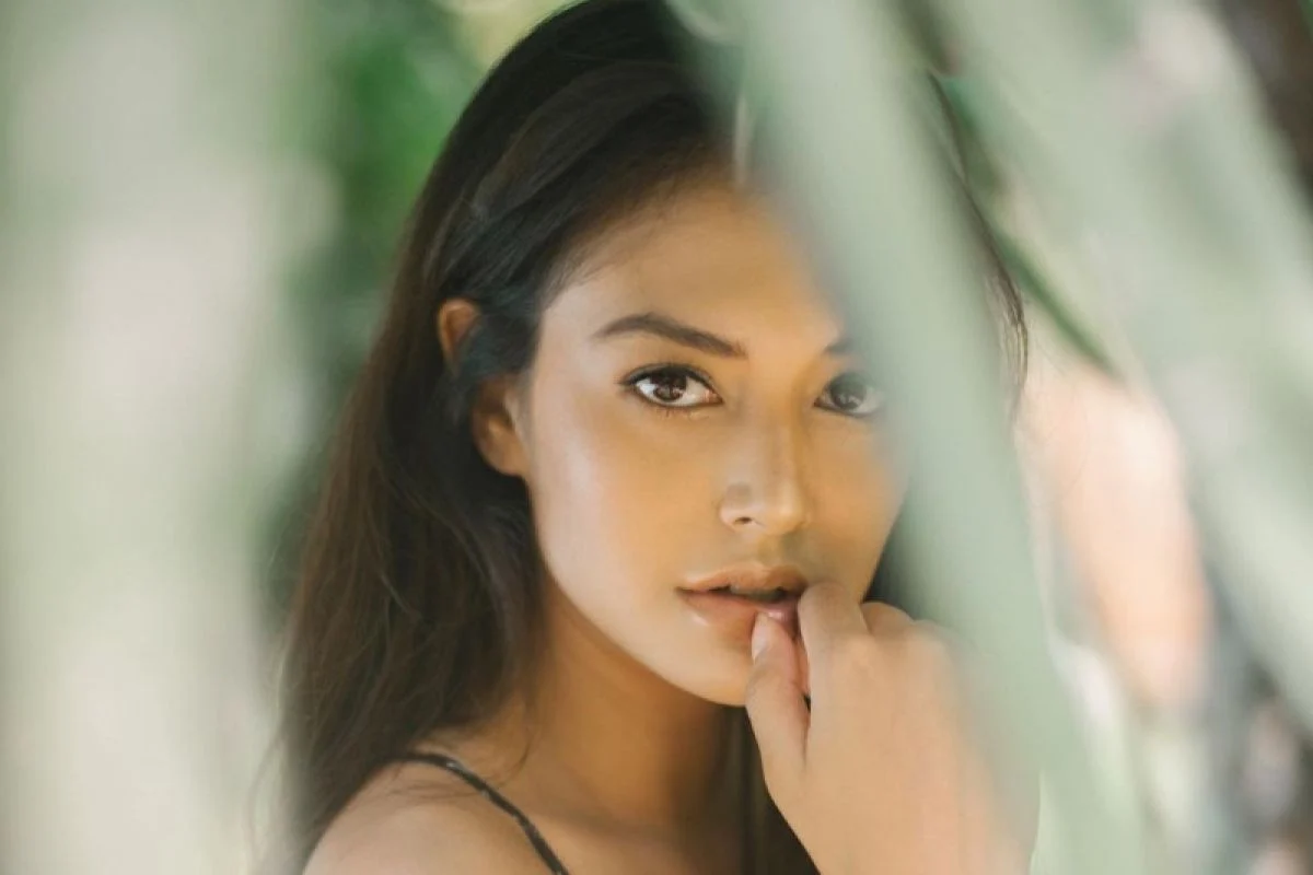 From Screen to Page: Aurelie Moeremans Champions Abuse Survivors with Raw Memoir ‘Broken Strings’