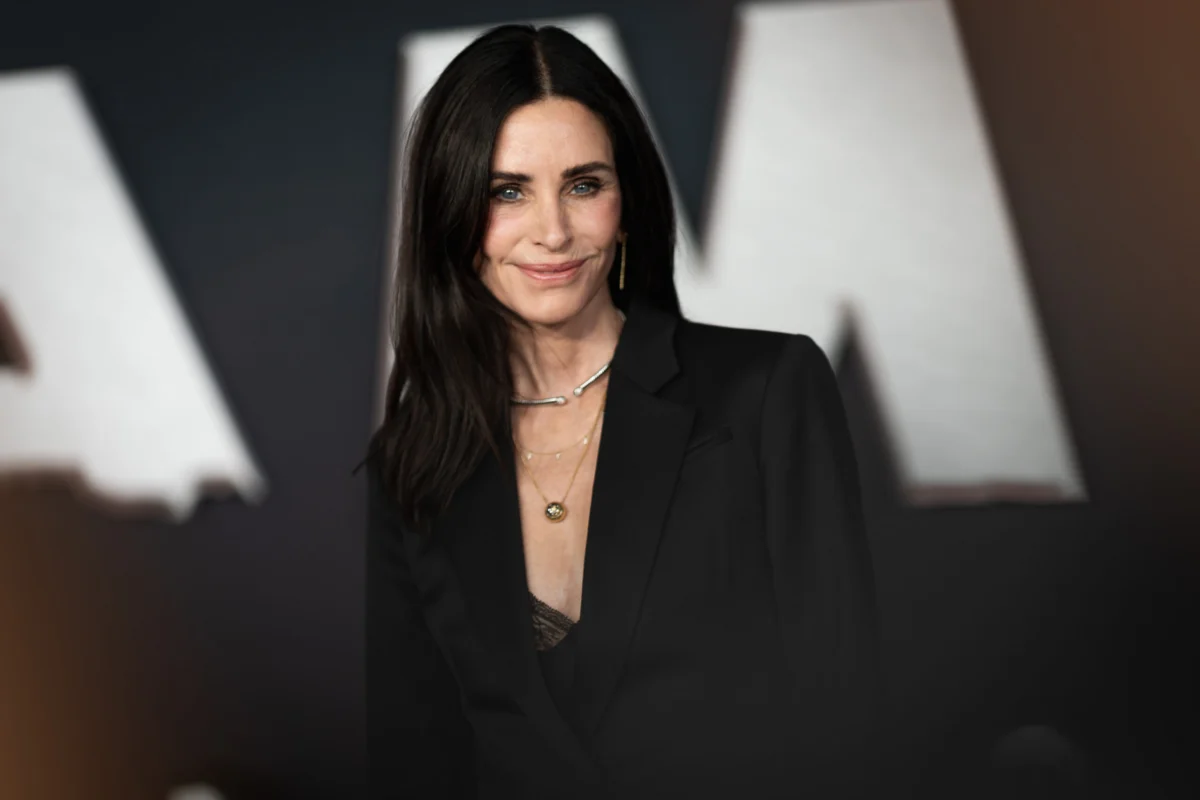 Courteney Cox Returns to the Director’s Chair with the Darkly Comic True-Crime Film Evil Genius